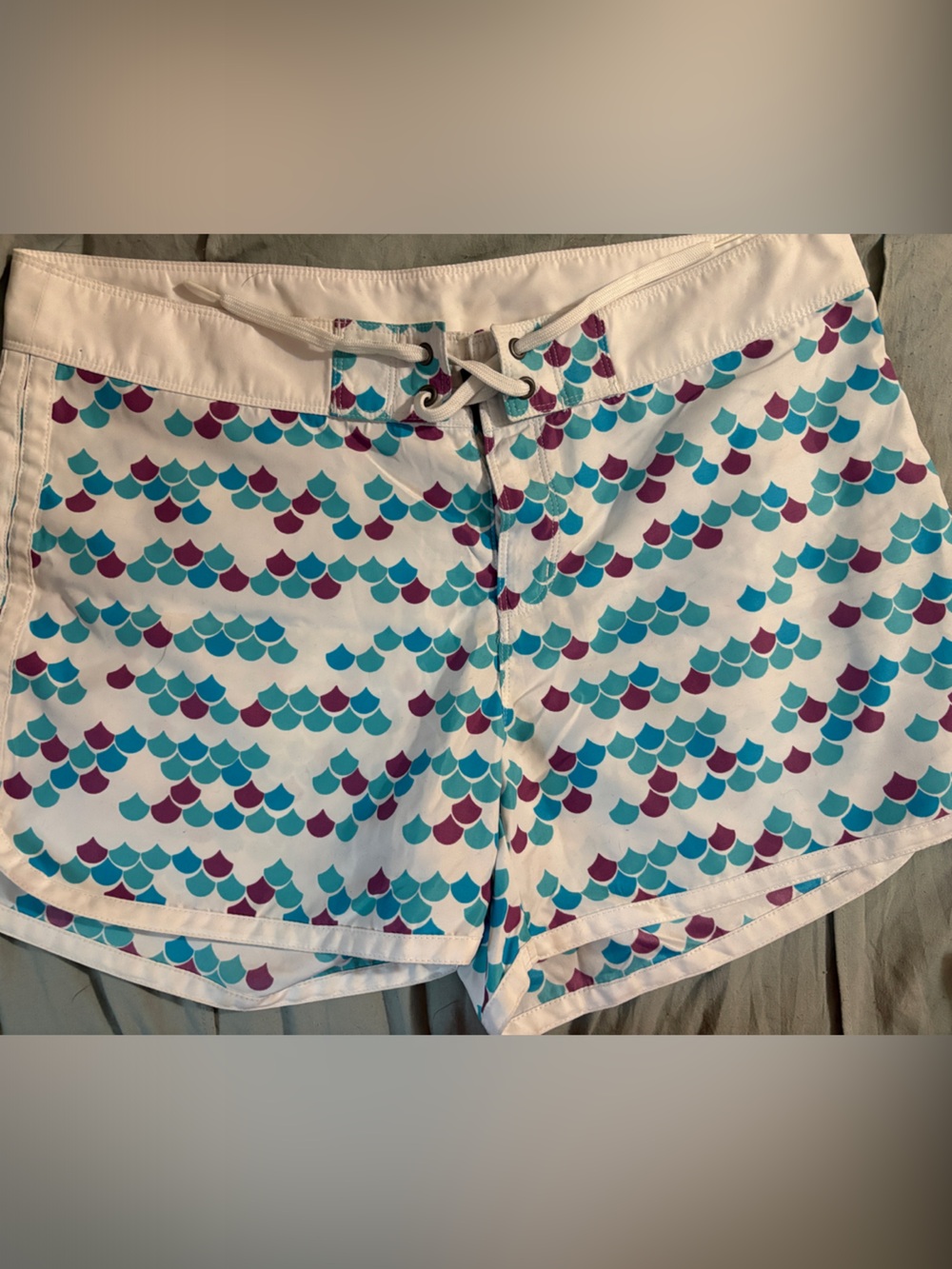 Eastern Mountain Sports White Swim Shorts with Teal and Purple Scale Print sz 10
